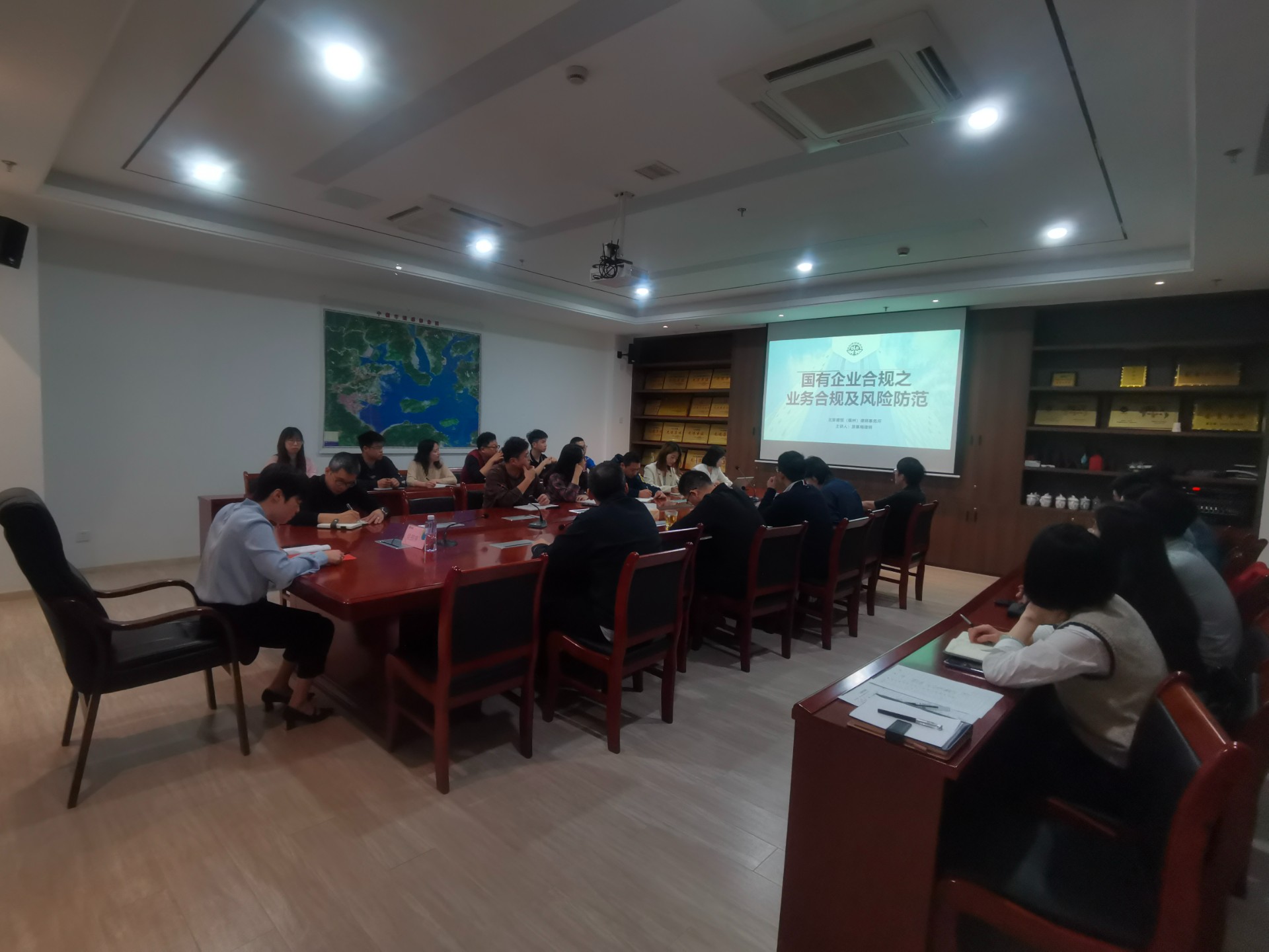 合規(guī)講堂第一課——市交投物流集團(tuán)開展國企業(yè)務(wù)合規(guī)及風(fēng)險(xiǎn)防范培訓(xùn)，劉招蕊拍攝.jpg