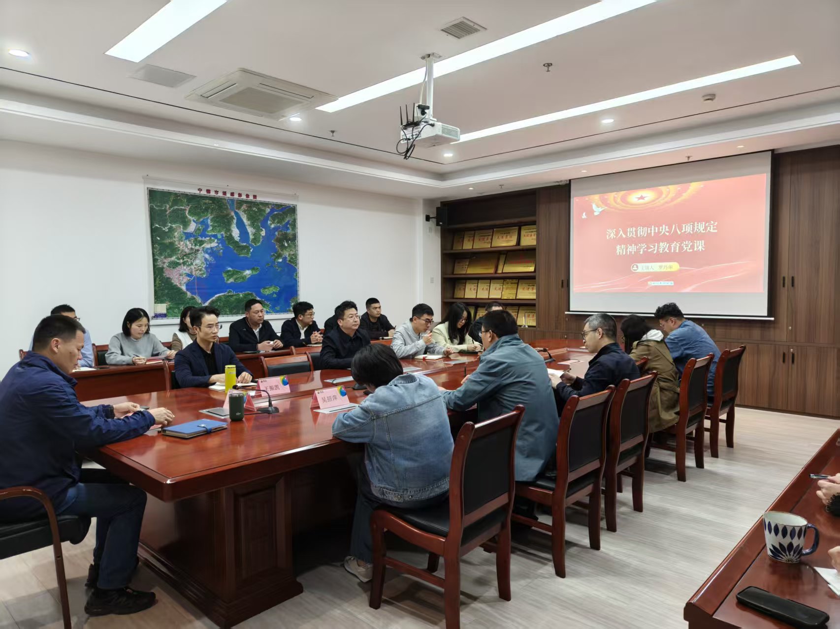 市交投物流集團(tuán)黨支部開展“深入貫徹中央八項規(guī)定精神學(xué)習(xí)教育”專題黨課學(xué)習(xí).jpg
